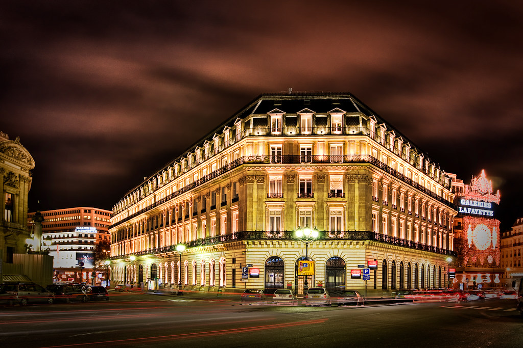 Photo of the streets of Paris at night